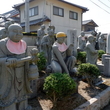 Zentsu-ji (Shikoku), Statues Rakan des disciples de Bouddha dans l'enceinte To-in Garan
