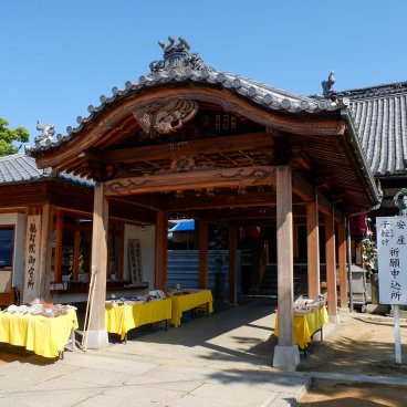 Zentsu-ji (Shikoku), Boutique de ema et d'amulettes dans l'enceinte Sai-in Tanjo-in