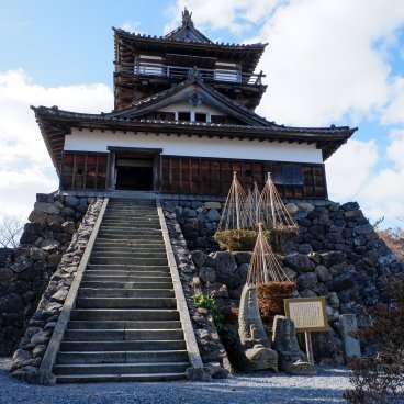 Château de Maruoka (Fukui), Escalier d'accès au donjon de bois