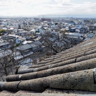 Château de Maruoka (Fukui), Vue sur la ville et les tuiles de pierre du donjon