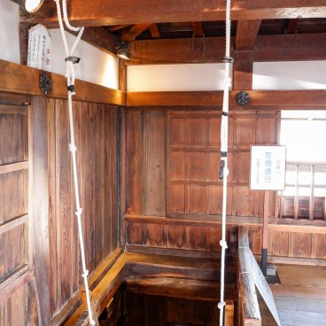 Château de Maruoka (Fukui), Escaliers et cordes de sécurité à l'intérieur du donjon