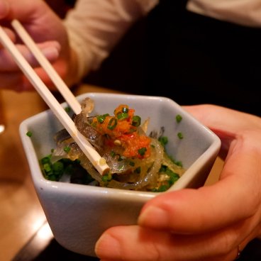 Guenpin Kagurazaka (Tokyo), sashimi de peau de poisson-globe étuvée