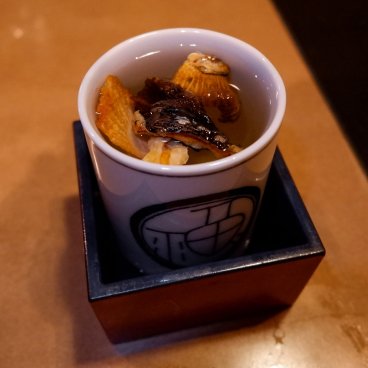 Guenpin Kagurazaka (Tokyo), verre de saké fugu hirezake