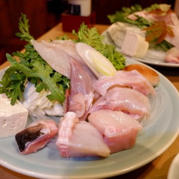 Guenpin Kagurazaka (Tokyo), préparation pour la fondue fugu nabe