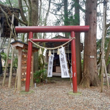 Maison de samurai Aoyagi-ke (Kakunodate), Porte torii du sanctuaire familial Aoyagi-jinja