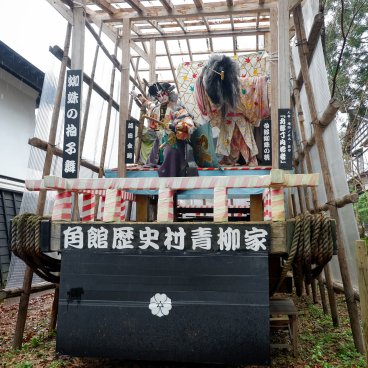 Maison de samurai Aoyagi-ke (Kakunodate), Poupées de théâtre bunraku exposées dans le jardin