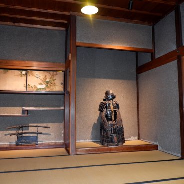 Maison de samurai Aoyagi-ke (Kakunodate), Exposition d'une armure de guerrier dans une pièce de style shoin-zukuri