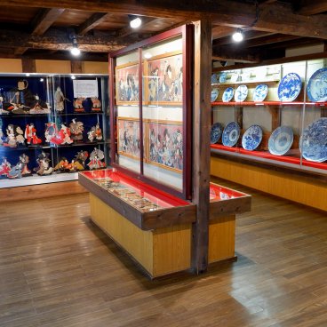 Maison de samurai Aoyagi-ke (Kakunodate), Exposition de poupées traditionnelles et de céramiques