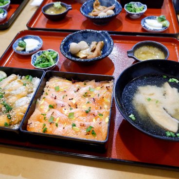 Nagahama, Saumon du lac Biwa servi en donburi et en carpaccio au restaurant Yamamotoya Uohama