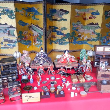 Nagahama, Vitrine décorée de poupées traditionnelles Hina Matsuri