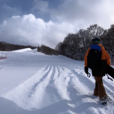 Aomori Spring Ski Resort, snowboardeur qui marche dans la neige ©préfecture d'Aomori