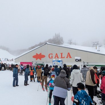 GALA Yuzawa Ski Resort (Niigata), foule devant les installations en bas des pistes