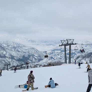 GALA Yuzawa Ski Resort (Niigata), piste de ski alpin et snowboard avec vue sur les montagnes enneigées
