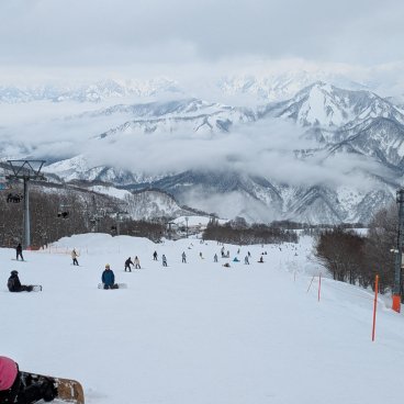 GALA Yuzawa Ski Resort (Niigata), piste de ski alpin et snowboard avec vue sur les montagnes enneigées 2