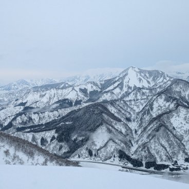 GALA Yuzawa Ski Resort (Niigata), panorama sur les montagnes enneigées depuis les pistes