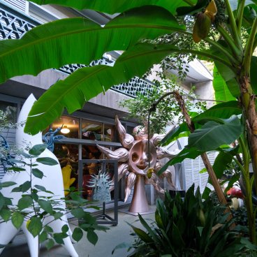 Musée Mémorial Taro Okamoto (Tokyo), Vue sur le jardin à l'entrée