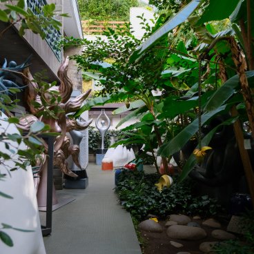 Musée Mémorial Taro Okamoto (Tokyo), Vue sur le jardin au rez-de-chaussée