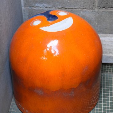 Musée Mémorial Taro Okamoto (Tokyo), Sculpture au visage souriant dans le jardin