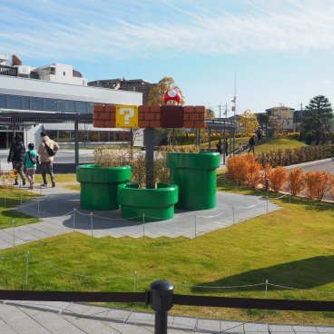 Nintendo Museum (Uji, Kyoto), décorations Mario sur la place centrale du musée