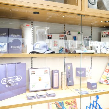 Nintendo Museum (Uji, Kyoto), vitrine des produits officiels du musée