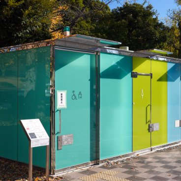 The Tokyo Toilet (Shibuya), toilettes du parc communautaire Haru-no-Ogawa version opaque en hiver, Shigeru Ban
