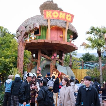 Donkey Kong Country (USJ, Osaka), cabane du gorille Kong et séance de photo avec la mascotte