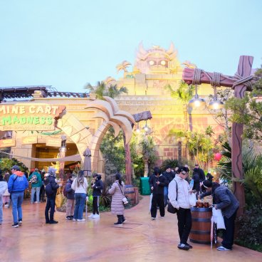 Donkey Kong Country (USJ, Osaka), vue sur le Temple d'or à la tombée de la nuit