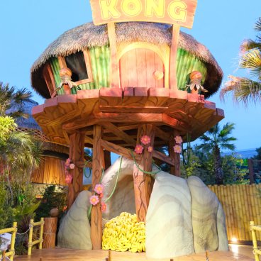 Donkey Kong Country (USJ, Osaka), vue sur la cabane de Kong à la tombée de la nuit