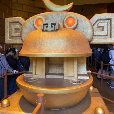 Donkey Kong Country (USJ, Osaka), décor pendant la file d'attente de l'attraction Mine Cart Madness