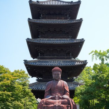 Kosho-ji (Nagoya), vue sur le grand bouddha rouge devant la pagode 5 étages du temple