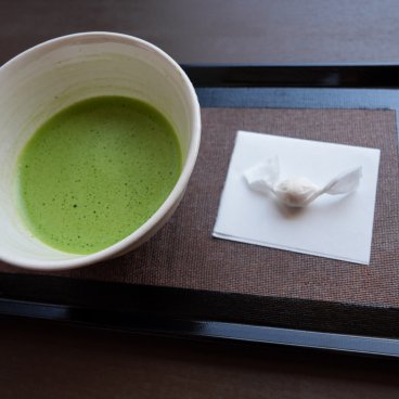 Kosho-ji (Nagoya), plateau avec bol matcha et patisserie