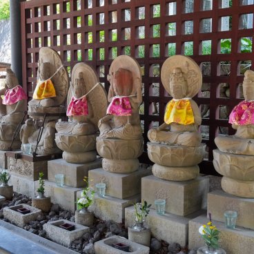 Kosho-ji (Nagoya), vue sur les 7 statues en pierre de Kannon