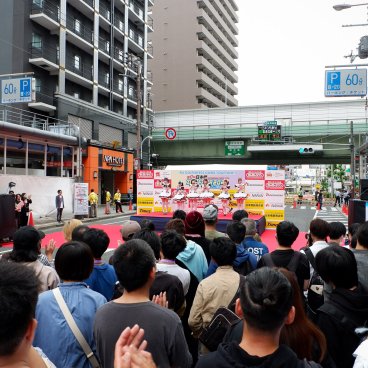 Nipponbashi Street Festa (Osaka), scène du festival dans le quartier Den-Den Town