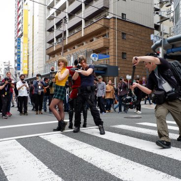 Nipponbashi Street Festa (Osaka), cosplayers en train de poser dans la rue avec photographes 