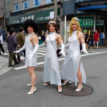 Nipponbashi Street Festa (Osaka), cosplayers travestis en train de poser dans la rue