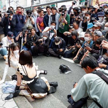 Nipponbashi Street Festa (Osaka), cosplayeuses sexy et attroupement de photographes