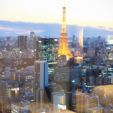 The Royal Park Hotel Iconic Tokyo Shiodome, vue panoramique sur la tour de Tokyo depuis la chambre Premium Floor Junior Suite