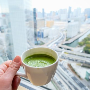 The Royal Park Hotel Iconic Tokyo Shiodome, tasse de thé matcha et vue panoramique sur Hama Rikyu