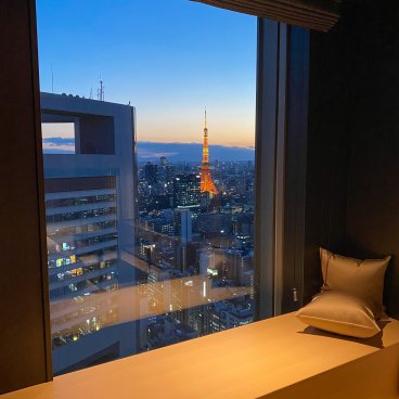 The Royal Park Hotel Iconic Tokyo Shiodome, vue panoramique sur la tour de Tokyo depuis la chambre Executive Floor Suite King 3