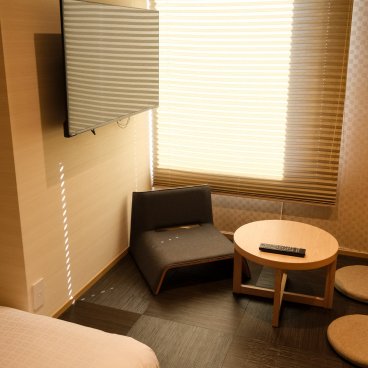 Shiba Park Hotel (Tokyo), espace salon japonais de la chambre Standard Triple