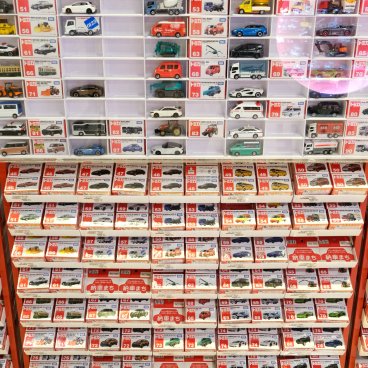 Nagoya Legoland, espace jouets du magasin Furniture Dome, rayons Tomica 3