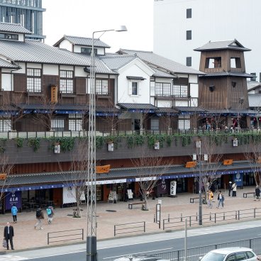 Toyosu Senkyaku Banrai (Tokyo), vue sur l'architecture traditionnelle du complexe depuis la rue