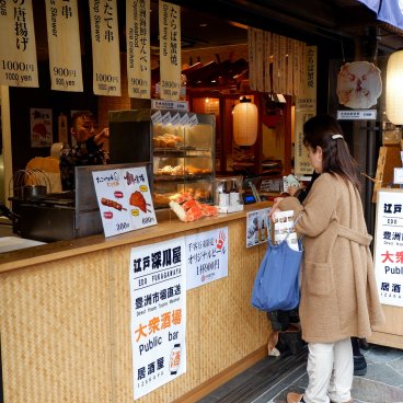 Toyosu Senkyaku Banrai (Tokyo), comptoir alimentaire le long de l'allée Menuki Odori
