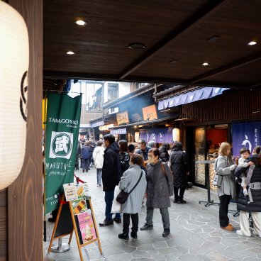 Toyosu Senkyaku Banrai (Tokyo), vue sur l'allée Menuki Odori du marché