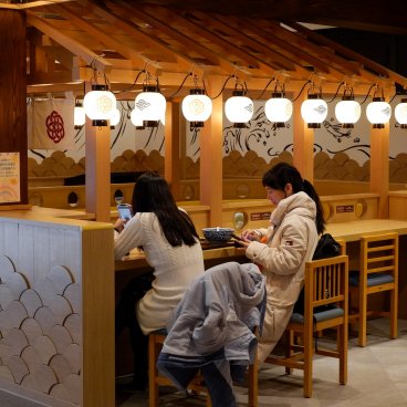 Toyosu Senkyaku Banrai (Tokyo), restaurant au sein de Mekiki Yokocho