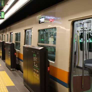 Quai du métro à Osaka (ligne Chuo)