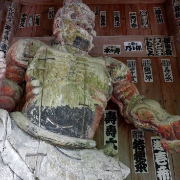 Chikurin-ji (Kochi), Statue de Nioo gardant la porte Sanmon 