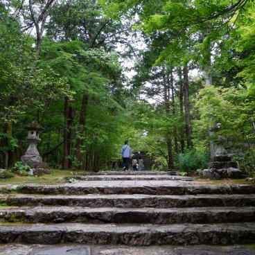 Chikurin-ji (Kochi), Allée pavée menant aux pavillons cultuels