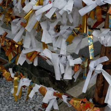 Chikurin-ji (Kochi), Omikuji noués pour déjouer le mauvais sort