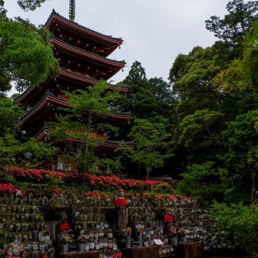 Chikurin-ji (Kochi), Mur de Jizo et grande pagode